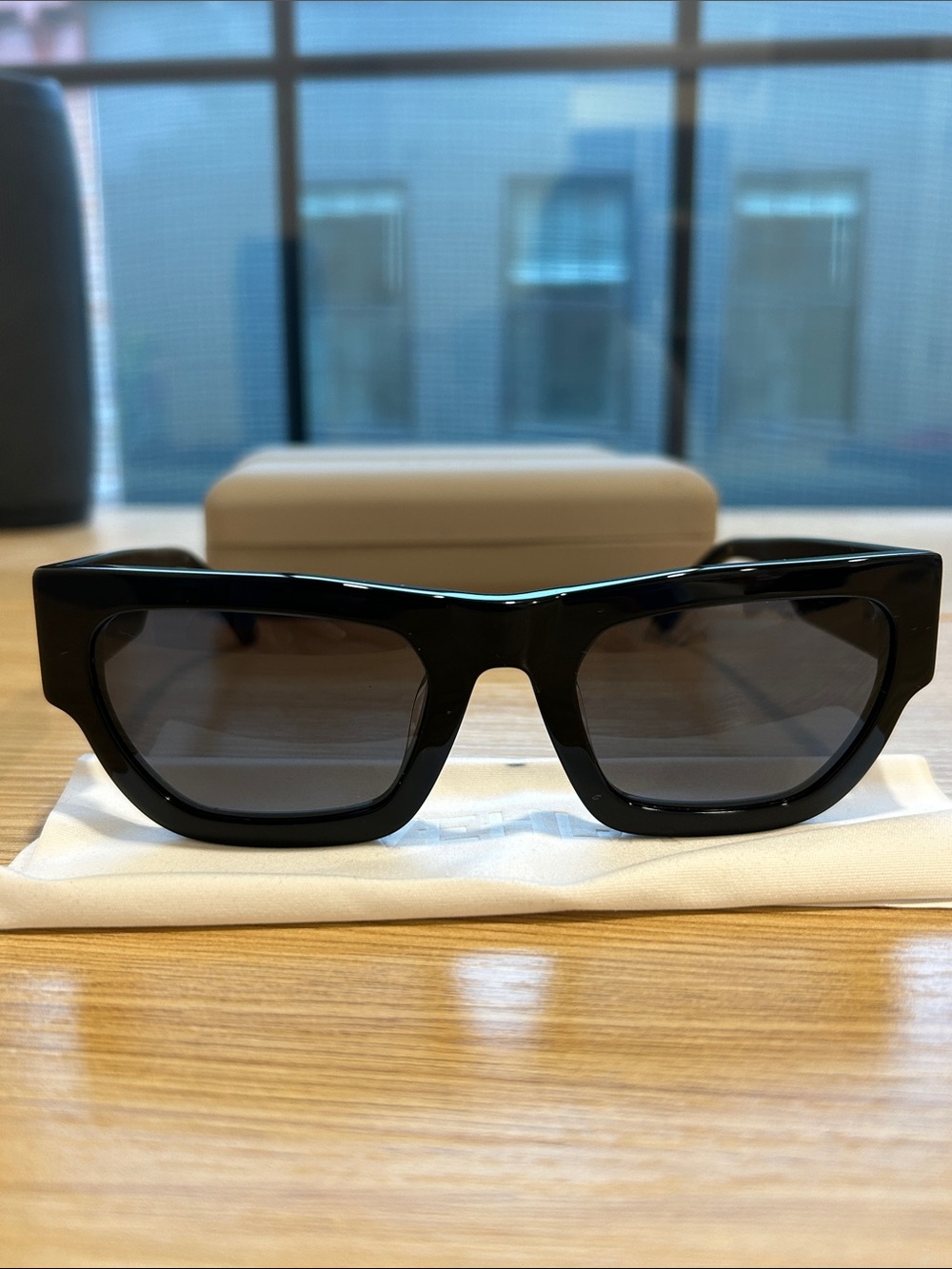 VEHLA black sunglasses